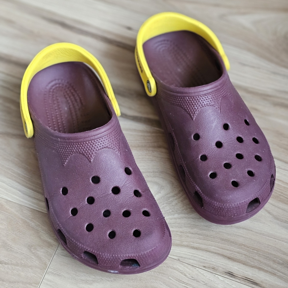 Crocs Slip-On Shoes Maroon/ Gold Football Logo-Redskins    Men 10/11  W 12/14